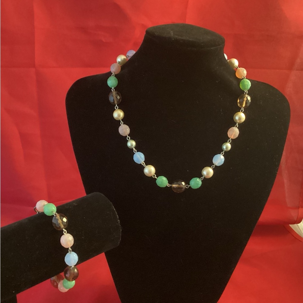 Momento beaded necklace and bracelet set